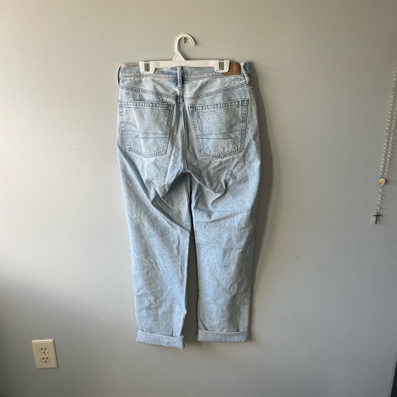 American Eagle Light Wash Baggy Mom Jeans - Picture 2 of 4